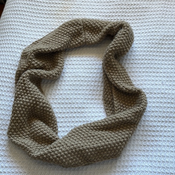 SOLD Beanie and Scarf 💛🤎 - Picture 4 of 6